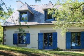 Maison de caractère à Plougrescant avec jardin et parking.